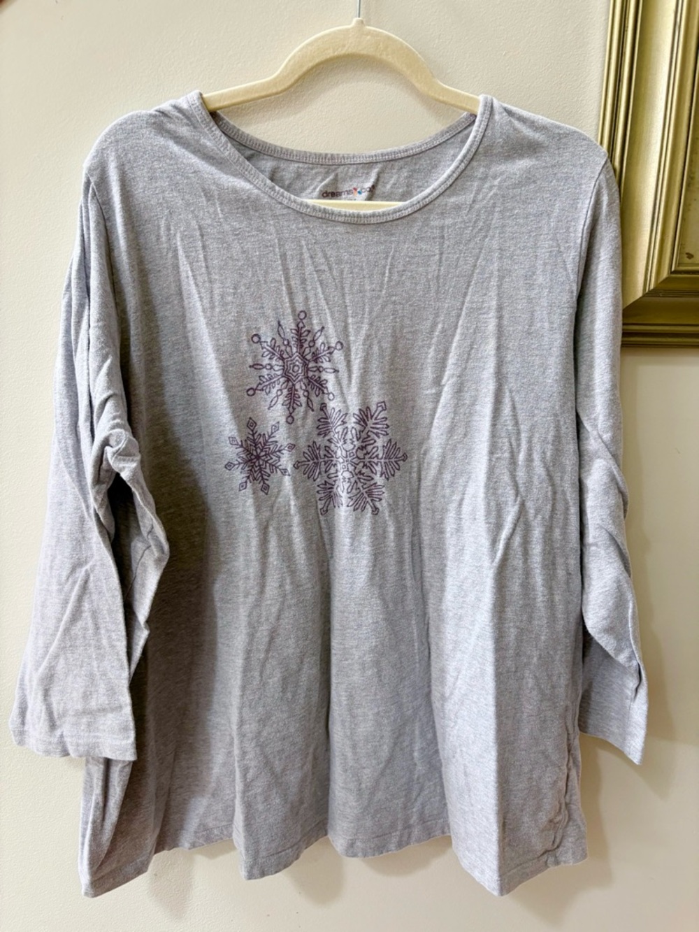 Women’s Light Gray Long-Sleeve Snowflake Tee